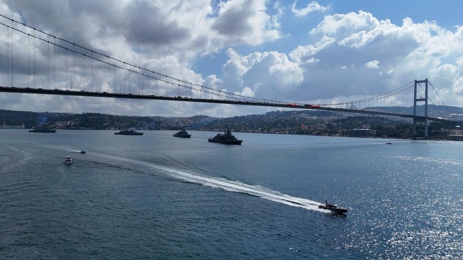 Donanma Gemilerinden 30 Ağustos Zafer Bayramı Özel Geçişi