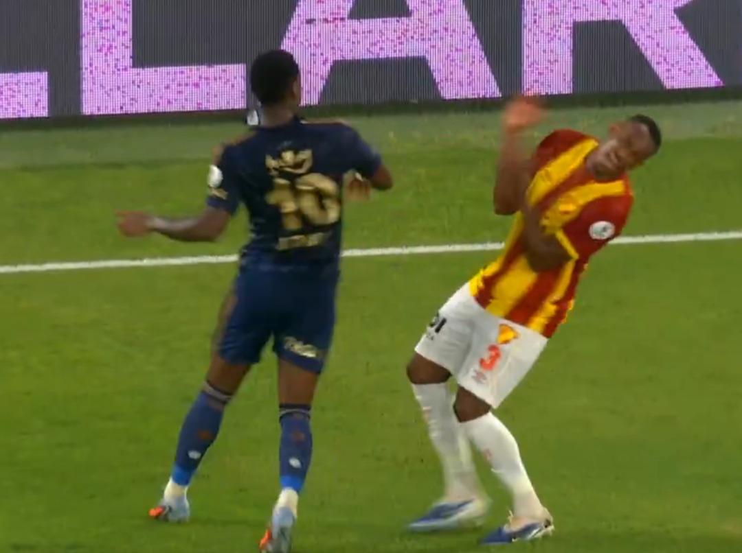Jhon Duran'ın dirseği sosyal medyayı ikiye böldü! Kırmızı mı değil mi? 2
