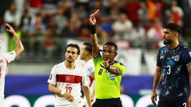 Yeni kuralın ilk kırmızı kartı Paraguay’a! Almiron Türkiye maçında tarihe geçti